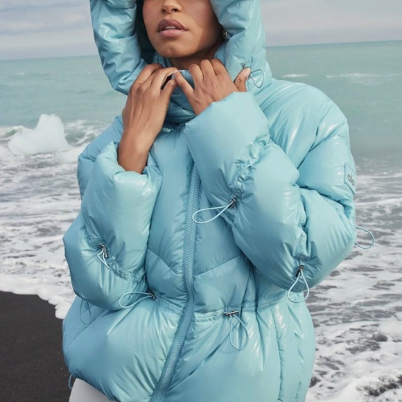 Alo Stunner Puffer Jacket in Chalk Blue - Picture 4 of 4